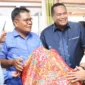 Menteri Ekraf Teuku Riefky Harsya didampingi Wako Pariaman Yota Balad meninjau industri kreatif Sulaman DW di Desa Manggung, Kecamatan Pariaman Utara, Sabtu (9/8/2025). (Foto: Kominfo Pariaman)