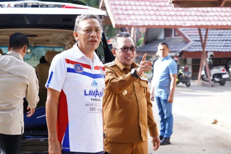 Bupati Tanah Datar Eka Putra bersama mantan Menteri Pemuda dan Olahraga Andi Alifian Mallarangeng. (Foto: Prokopim Tanah Datar)