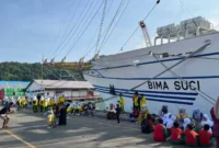 Warga Padang antusias menaiki KRI Bima Suci di Teluk Bayur, Minggu (10/8/2025). (Foto: Diskominfo Padang) 