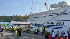 Warga Padang antusias menaiki KRI Bima Suci di Teluk Bayur, Minggu (10/8/2025). (Foto: Diskominfo Padang) 