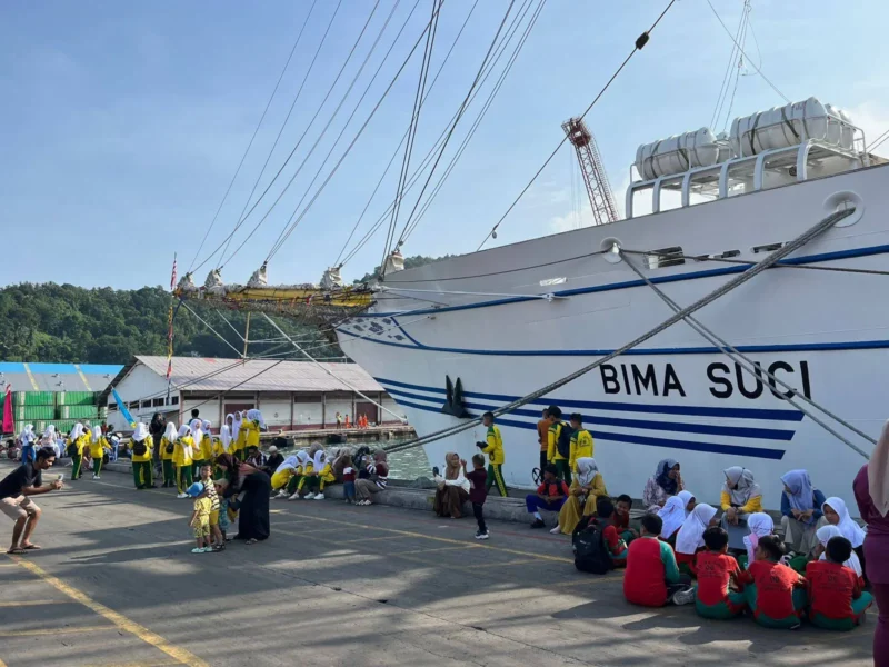 Warga Padang antusias menaiki KRI Bima Suci di Teluk Bayur, Minggu (10/8/2025). (Foto: Diskominfo Padang) 