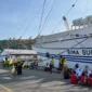 Warga Padang antusias menaiki KRI Bima Suci di Teluk Bayur, Minggu (10/8/2025). (Foto: Diskominfo Padang) 