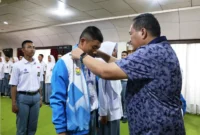 Wali Kota Pariaman Yota Balad memasangkan jaket kepada Capaska tanda dibukanya Pusdiklat, Senin (11/8/2025). (Foto: Kominfo Pariaman)