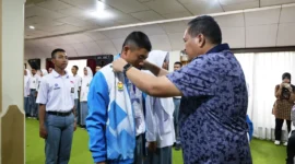 Wali Kota Pariaman Yota Balad memasangkan jaket kepada Capaska tanda dibukanya Pusdiklat, Senin (11/8/2025). (Foto: Kominfo Pariaman)