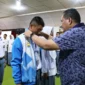 Wali Kota Pariaman Yota Balad memasangkan jaket kepada Capaska tanda dibukanya Pusdiklat, Senin (11/8/2025). (Foto: Kominfo Pariaman)