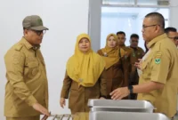 Sekdaprov Sumbar Arry Yuswandi bersama Wali Kota Padang Panjang, Hendri Arnis meninjau lokasi produksi MBG Selasa (12/8/2025). (Foto: Kominfo Padang Panjang)