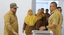 Sekdaprov Sumbar Arry Yuswandi bersama Wali Kota Padang Panjang, Hendri Arnis meninjau lokasi produksi MBG Selasa (12/8/2025). (Foto: Kominfo Padang Panjang)