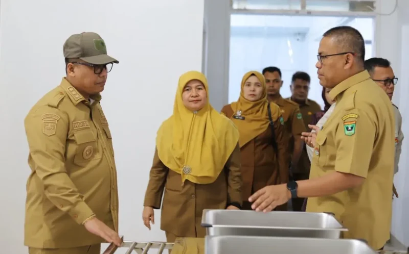 Sekdaprov Sumbar Arry Yuswandi bersama Wali Kota Padang Panjang, Hendri Arnis meninjau lokasi produksi MBG Selasa (12/8/2025). (Foto: Kominfo Padang Panjang)