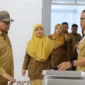 Sekdaprov Sumbar Arry Yuswandi bersama Wali Kota Padang Panjang, Hendri Arnis meninjau lokasi produksi MBG Selasa (12/8/2025). (Foto: Kominfo Padang Panjang)