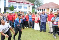 Pemko Pariaman menggelar perlombaan permainan olahraga rekreasi di Halaman Balai Kota Pariaman, Senin (11/8/2025). (Foto: Kominfo Pariaman)