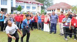 Pemko Pariaman menggelar perlombaan permainan olahraga rekreasi di Halaman Balai Kota Pariaman, Senin (11/8/2025). (Foto: Kominfo Pariaman)