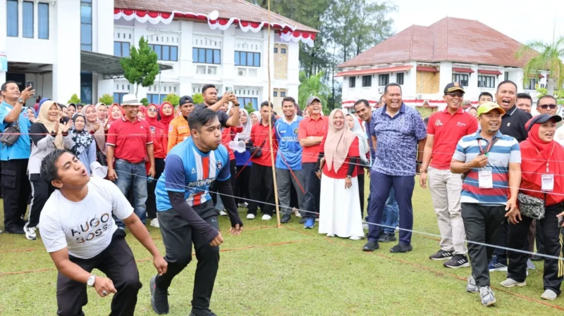 Pemko Pariaman menggelar perlombaan permainan olahraga rekreasi di Halaman Balai Kota Pariaman, Senin (11/8/2025). (Foto: Kominfo Pariaman)