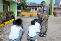 Satpol PP Padang mengamankan empat pelajar yang kedapatan bolos sekolah di sebuah warung di kawasan Banda Bakali, Kecamatan Padang Timur, Senin (12/8/2025). (Foto: Humas Satpol PP Padang)