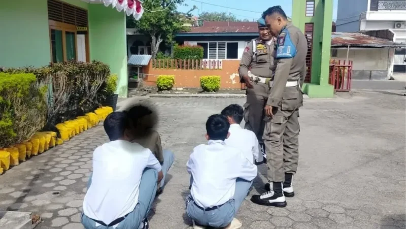 Satpol PP Padang mengamankan empat pelajar yang kedapatan bolos sekolah di sebuah warung di kawasan Banda Bakali, Kecamatan Padang Timur, Senin (12/8/2025). (Foto: Humas Satpol PP Padang)