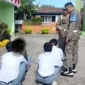 Satpol PP Padang mengamankan empat pelajar yang kedapatan bolos sekolah di sebuah warung di kawasan Banda Bakali, Kecamatan Padang Timur, Senin (12/8/2025). (Foto: Humas Satpol PP Padang)