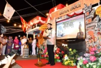 
Wali Kota Padang Fadly Amran memberikan sambutaan saat acara jamuan makan malam di atas KRI Bima Suci, Senin (11/8/2025). (Foto: Diskominfo Padang)