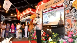 
Wali Kota Padang Fadly Amran memberikan sambutaan saat acara jamuan makan malam di atas KRI Bima Suci, Senin (11/8/2025). (Foto: Diskominfo Padang)