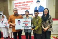 Penyerahan secara simbolis beasiswa PIP kepada 504 pelajar di Kabupaten Dharmasraya, Minggu (10/8/2025). (Foto: Pemkab Dharmasraya)
