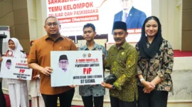 Penyerahan secara simbolis beasiswa PIP kepada 504 pelajar di Kabupaten Dharmasraya, Minggu (10/8/2025). (Foto: Pemkab Dharmasraya)