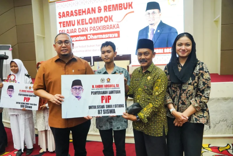 Penyerahan secara simbolis beasiswa PIP kepada 504 pelajar di Kabupaten Dharmasraya, Minggu (10/8/2025). (Foto: Pemkab Dharmasraya)
