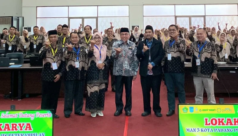 Wakil Wali Kota Padang, Maigus Nasir dalam Lokakarya Guru dan Tenaga Kependidikan (GTK) di Ruang Bagindo Aziz Chan, Balai Kota Padang, Kamis (14/8/2025). (Foto: Diskominfo Padang)
