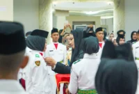 Bupati Dharmasraya Annisa Suci Ramadhani mengukuhkan anggota Paskibaraka di Auditorium Kabupaten Dharmasraya, Rabu malam (13/8/2025). (Foto: Pemkab Dharmasraya)