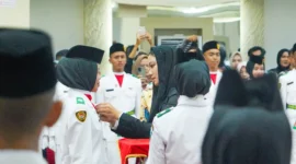 Bupati Dharmasraya Annisa Suci Ramadhani mengukuhkan anggota Paskibaraka di Auditorium Kabupaten Dharmasraya, Rabu malam (13/8/2025). (Foto: Pemkab Dharmasraya)