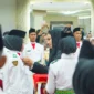 Bupati Dharmasraya Annisa Suci Ramadhani mengukuhkan anggota Paskibaraka di Auditorium Kabupaten Dharmasraya, Rabu malam (13/8/2025). (Foto: Pemkab Dharmasraya)