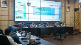 Wakil Wali Kota Padang Maigus Nasir saat Rapat Evaluasi Pelaksanaan Kegiatan Pembangunan Semester I 2025 di Ruang Abu Bakar Ja’ar, Balai Kota Aie Pacah, Kamis (14/8/2025). (Foto: Diskominfo Padang)