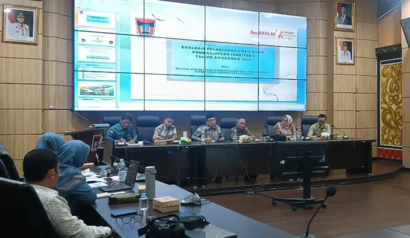 Wakil Wali Kota Padang Maigus Nasir saat Rapat Evaluasi Pelaksanaan Kegiatan Pembangunan Semester I 2025 di Ruang Abu Bakar Ja’ar, Balai Kota Aie Pacah, Kamis (14/8/2025). (Foto: Diskominfo Padang)
