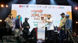 Wali Kota Padang, Fadly Amran meluncurkan super app Padang Mobile pada penutupan rangkaian HJK Padang ke-356 di GOR H Agus Salim, Minggu malam (10/8/2025). (Foto: Diskominfo Padang)