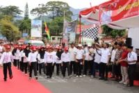 Wakil Wali Kota Padang Panjang, Allex Saputra melepas Lomba Gerak Jalan dalam rangka peringatan HUT ke-80 Kemerdekaan RI, Rabu (13/8/2025). (Foto: Kominfo Padang Panjang)