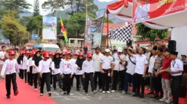 Wakil Wali Kota Padang Panjang, Allex Saputra melepas Lomba Gerak Jalan dalam rangka peringatan HUT ke-80 Kemerdekaan RI, Rabu (13/8/2025). (Foto: Kominfo Padang Panjang)