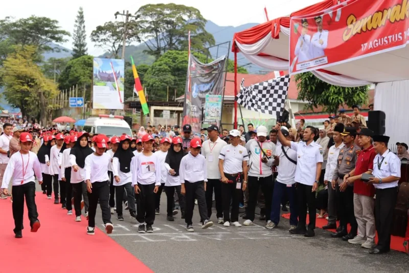 Wakil Wali Kota Padang Panjang, Allex Saputra melepas Lomba Gerak Jalan dalam rangka peringatan HUT ke-80 Kemerdekaan RI, Rabu (13/8/2025). (Foto: Kominfo Padang Panjang)