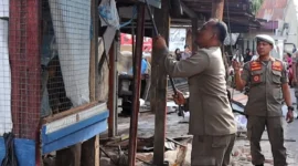 Petugas Satpol PP Padang membongkar bangli yang berdiri di atas fasum di Jalan Cendrawasih Patenggangan, Kamis (14/8/2025). (Foto: Humas Satpol PP Padang)