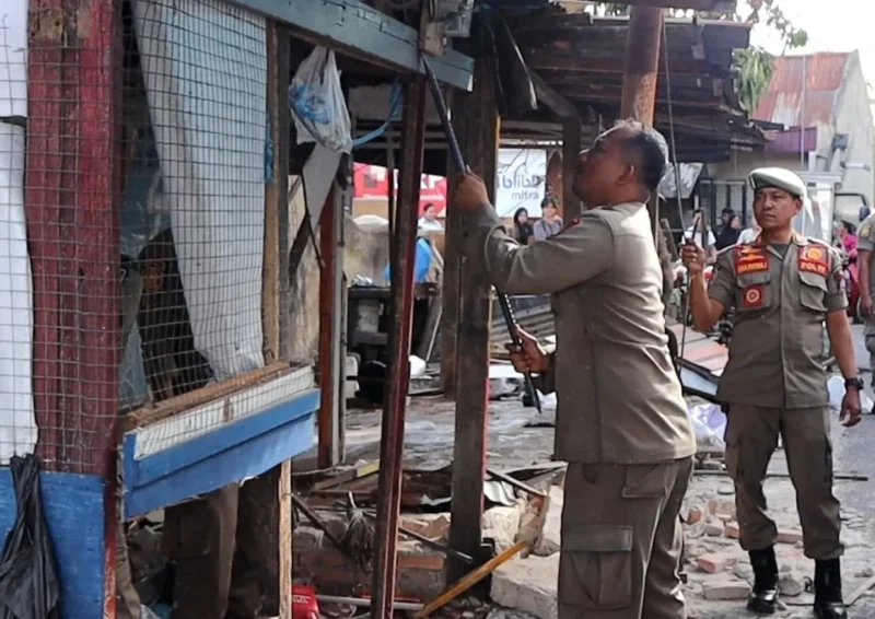 Petugas Satpol PP Padang membongkar bangli yang berdiri di atas fasum di Jalan Cendrawasih Patenggangan, Kamis (14/8/2025). (Foto: Humas Satpol PP Padang)