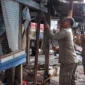 Petugas Satpol PP Padang membongkar bangli yang berdiri di atas fasum di Jalan Cendrawasih Patenggangan, Kamis (14/8/2025). (Foto: Humas Satpol PP Padang)