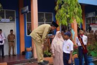 Wawako Padang Maigus Nasir memberikan pertanyaan kepada Albanni usai upacara bendera, Senin (11/8/2025). (Foto: Diskominfo Padang)