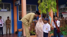 Wawako Padang Maigus Nasir memberikan pertanyaan kepada Albanni usai upacara bendera, Senin (11/8/2025). (Foto: Diskominfo Padang)