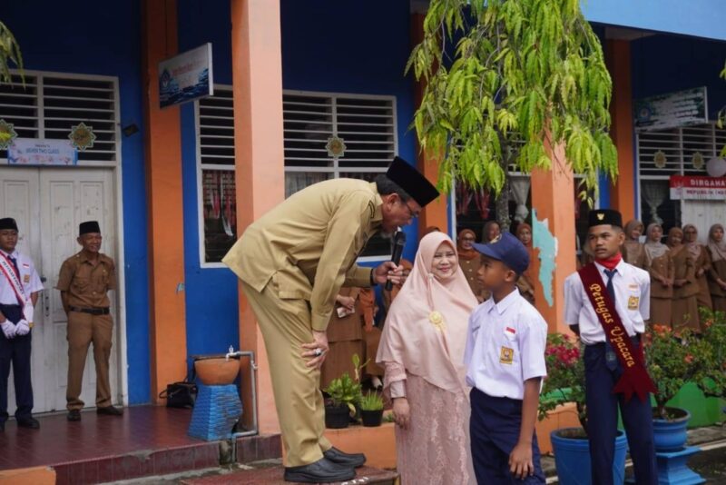 Wawako Padang Maigus Nasir memberikan pertanyaan kepada Albanni usai upacara bendera, Senin (11/8/2025). (Foto: Diskominfo Padang)
