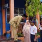 Wawako Padang Maigus Nasir memberikan pertanyaan kepada Albanni usai upacara bendera, Senin (11/8/2025). (Foto: Diskominfo Padang)