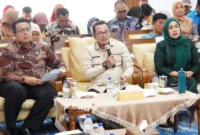 Bupati Tanah Datar Eka Putra, Wakil Bupati, Wakil Bupati Ahmad Fadly, Ketua Forum KKS Tanah Datar, Ny. Lise Eka Putra mengikuti verifikasi lanjutan Kabupaten/Kota Sehat (KKS) tingkat nasional tahun 2025 secara daring, Kamis (14/8/2025). (Foto: Prokopim Tanah Datar)