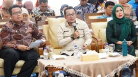 Bupati Tanah Datar Eka Putra, Wakil Bupati, Wakil Bupati Ahmad Fadly, Ketua Forum KKS Tanah Datar, Ny. Lise Eka Putra mengikuti verifikasi lanjutan Kabupaten/Kota Sehat (KKS) tingkat nasional tahun 2025 secara daring, Kamis (14/8/2025). (Foto: Prokopim Tanah Datar)