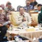 Bupati Tanah Datar Eka Putra, Wakil Bupati, Wakil Bupati Ahmad Fadly, Ketua Forum KKS Tanah Datar, Ny. Lise Eka Putra mengikuti verifikasi lanjutan Kabupaten/Kota Sehat (KKS) tingkat nasional tahun 2025 secara daring, Kamis (14/8/2025). (Foto: Prokopim Tanah Datar)
