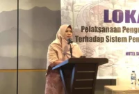 Wakil Ketua TP-PKK Padang Sri Hayati Maigus Nasir dalam lokakarya pengelolaan sampah, Selasa (12/8/2025). (Foto: Diskominfo Padang)