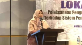 Wakil Ketua TP-PKK Padang Sri Hayati Maigus Nasir dalam lokakarya pengelolaan sampah, Selasa (12/8/2025). (Foto: Diskominfo Padang)