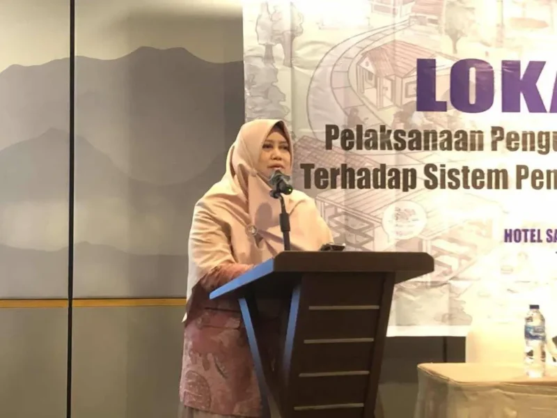 Wakil Ketua TP-PKK Padang Sri Hayati Maigus Nasir dalam lokakarya pengelolaan sampah, Selasa (12/8/2025). (Foto: Diskominfo Padang)