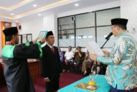 Wali Kota Pariaman, Yota Balad melantik Pimpinan PAW Baznas Kota Pariaman periode 2021–2026, di Ruang Rapat Wali Kota Pariaman, Kamis (14/8/2025). (Foto: Kominfo Pariaman)