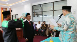Wali Kota Pariaman, Yota Balad melantik Pimpinan PAW Baznas Kota Pariaman periode 2021–2026, di Ruang Rapat Wali Kota Pariaman, Kamis (14/8/2025). (Foto: Kominfo Pariaman)
