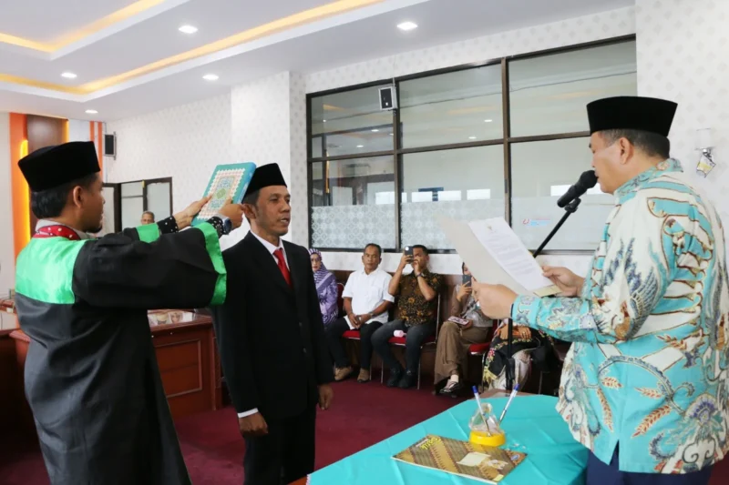 Wali Kota Pariaman, Yota Balad melantik Pimpinan PAW Baznas Kota Pariaman periode 2021–2026, di Ruang Rapat Wali Kota Pariaman, Kamis (14/8/2025). (Foto: Kominfo Pariaman)